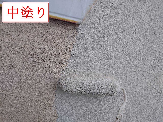 中塗り中の外壁面