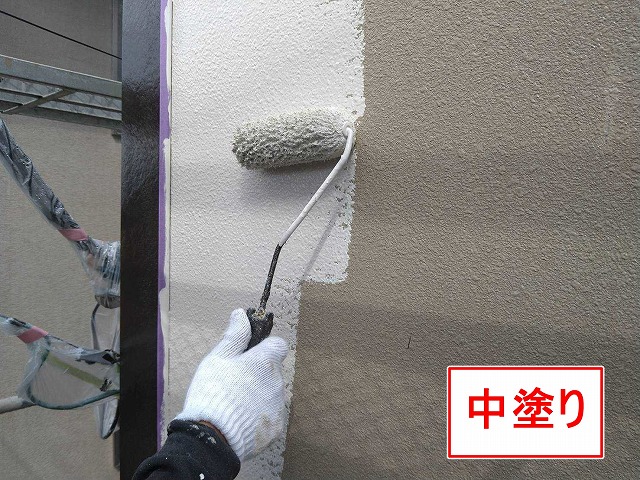 甲府市でファインパーフェクトトップでモルタル外壁を塗装する様子(中塗り)