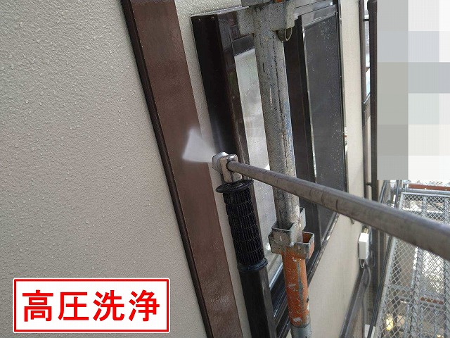 甲府市で住宅の幕板に高圧洗浄を行う様子