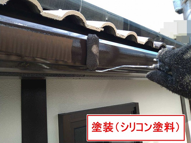 甲府市で雨樋にシリコン塗料(ファインSi)を塗装する様子