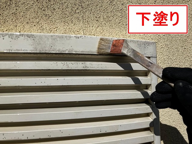 笛吹市で矢切の飾り（換気口）に塗装（下塗り）を行う様子