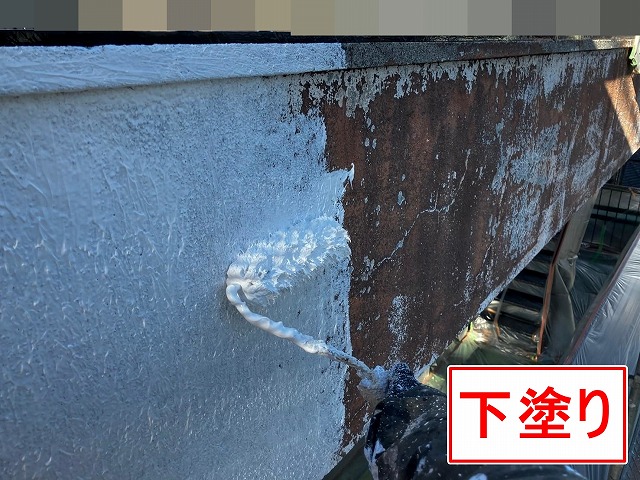 甲府市でパラぺット塗装で下塗りを行う様子(フィラー使用)