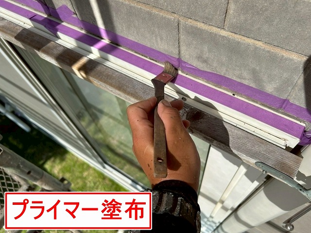 南アルプス市で窓・ドア・換気フードのサッシ廻りにプライマー塗布を行う様子(シーリング増し打ち工事)