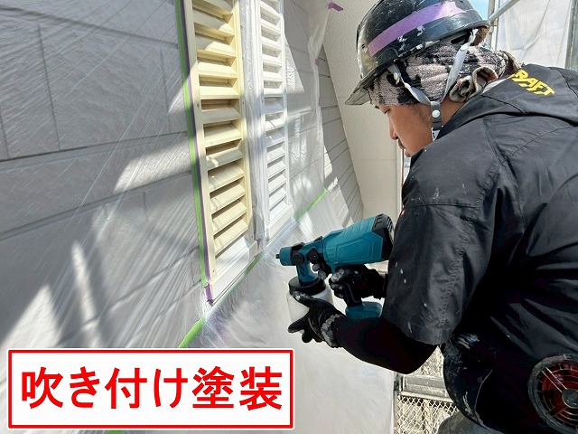 南アルプス市で黄ばみの目立つヤギリ(通気口・ガラリ・ルーバー)に吹き付け塗装を行う様子