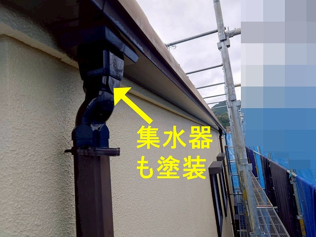 西八代郡市川三郷町で雨樋（軒樋・集水器・竪樋）の塗装を行う様子