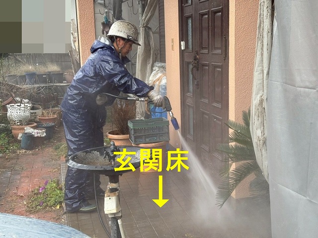 笛吹市で高圧洗浄の際に窓ガラスや玄関床を洗浄する様子