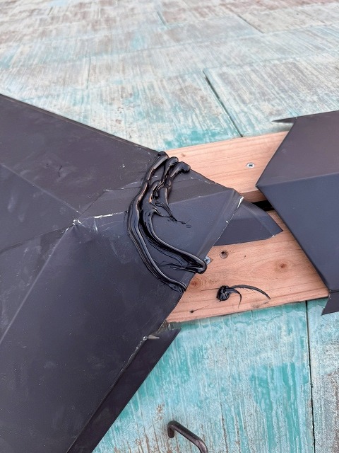 笛吹市で板金交換を行う様子(板金をシーリング・コーキングで密着)