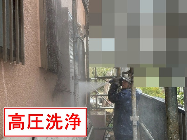 笛吹市で雨戸戸袋を高圧洗浄・ケレン作業（研磨・目粗し）・塗装する様子