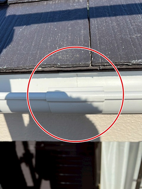 笛吹市で雨樋（軒樋・集水器）を交換の際に継手を設置する様子