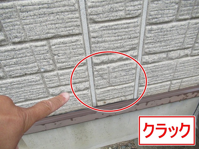 西八代郡市川三郷町でサイディング外壁のクラック（ひび割れ）が発生した様子