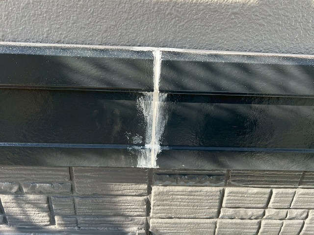 西八代郡市川三郷町で幕板塗装（帯飾り塗装）を行う様子（シーリング処理）