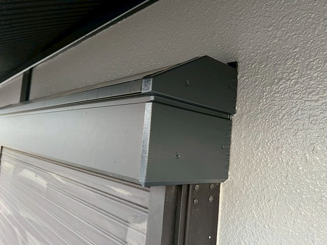西八代郡市川三郷町でシャッターBOXにケレン作業・シリコン塗装を行う様子