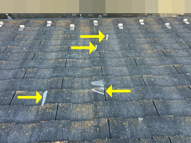 西八代郡市川三郷町で塗装できないスレート屋根のシーリング補修(コーキング補修)を行う様子