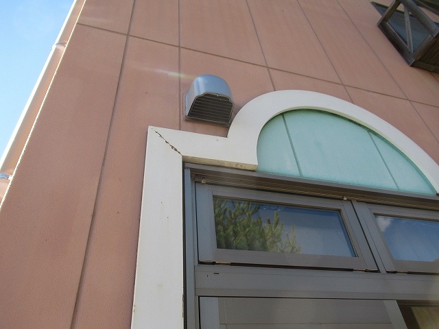 南都留郡富士河口湖町で観光ホテルの鉄部の付帯部に錆が発生している様子