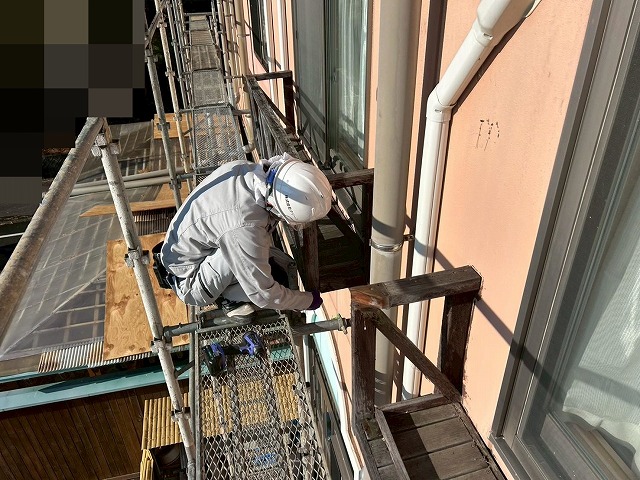 南都留郡富士河口湖町で観光ホテルの外壁塗装時に木部の窓飾りを撤去する様子