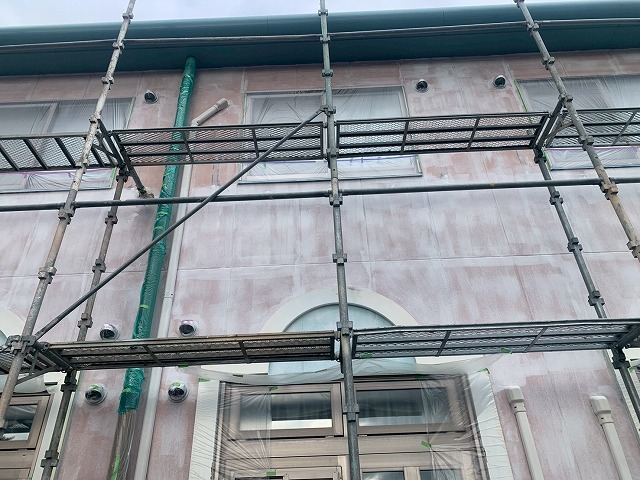 南都留郡富士河口湖町でALCパネルの外壁塗装（下塗り）ビフォーアフター