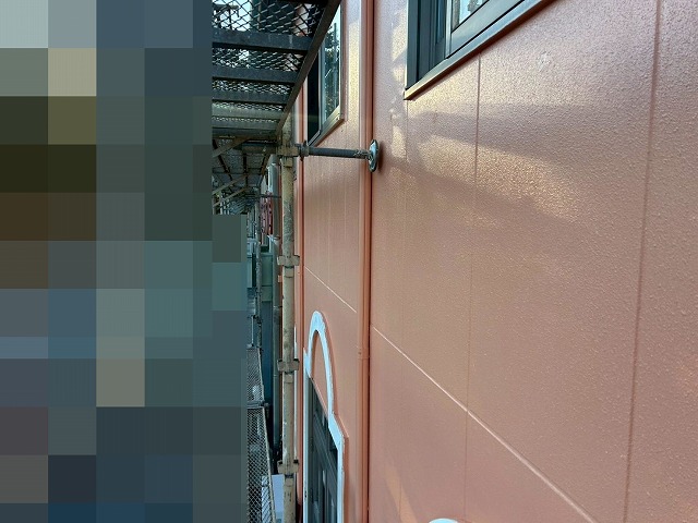 南都留郡富士河口湖町でALCパネル外壁のビス穴を補修して塗装する様子（ビフォーアフター）