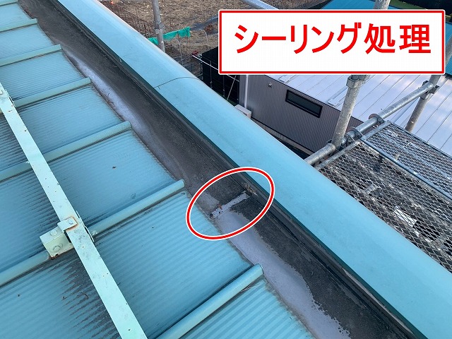 南都留郡富士河口湖町で観光ホテルの箱樋（雨樋）の継ぎ目にシーリング補修（コーキング補修）を行う様子