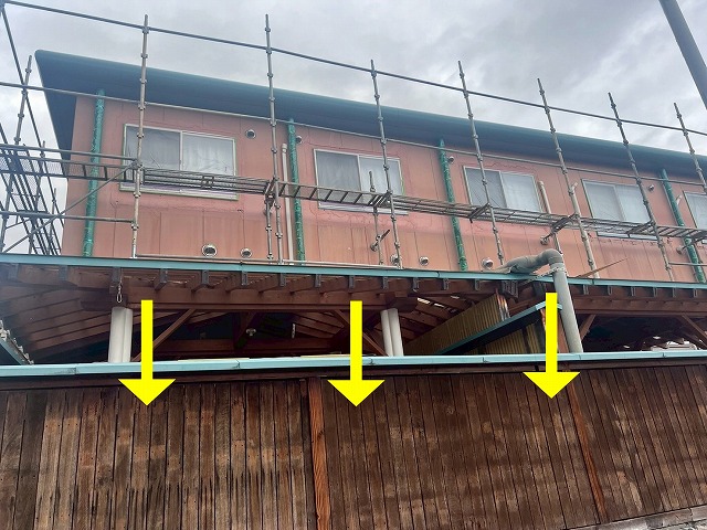 南都留郡富士河口湖町で観光ホテルの木部を塗装する様子（ケレン作業の写真）