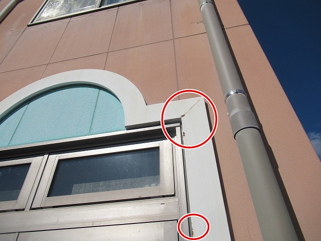 南都留郡富士河口湖町で鉄部のドア飾りが錆びている様子（もらい錆びあり）