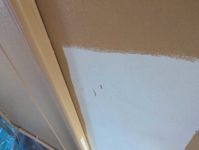 西八代郡市川三郷町でモルタル外壁にファインパーフェクトトップで中塗りする様子