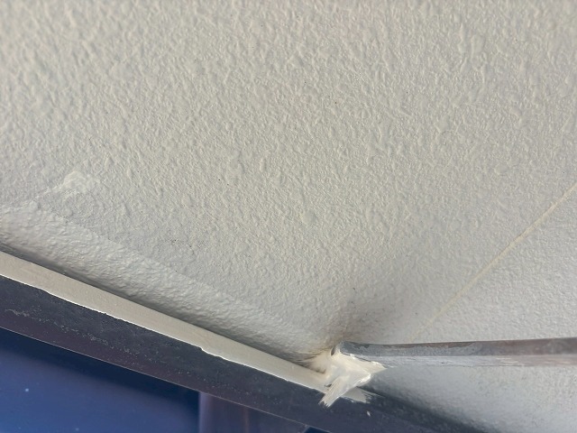 西八代郡市川三郷町で軒天塗装を行う様子（ケンエース塗料で2回塗り仕上げ）