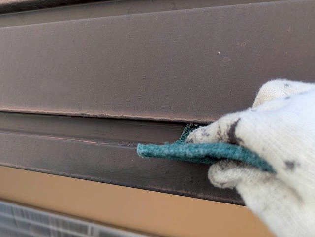 西八代郡市川三郷町でパラペット塗装の際にケレン作業（研磨・目粗し）を行う様子