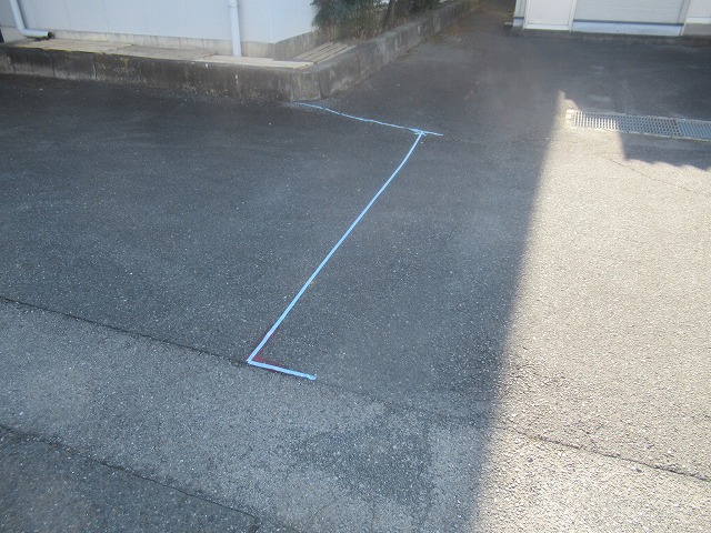 甲府市で駐車場（アスファルト）の黄色いハードライン引き工事（アトムライン使用）