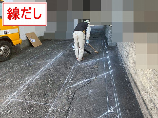 甲府市で駐車禁止のライン引き・文字入れを行う様子（アトムライン）