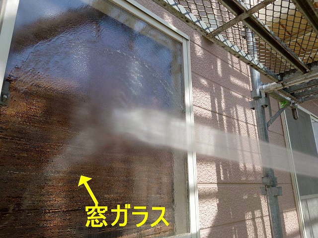 山梨市で塗装前の住宅に高圧洗浄を行う様子(窓ガラスの洗浄)