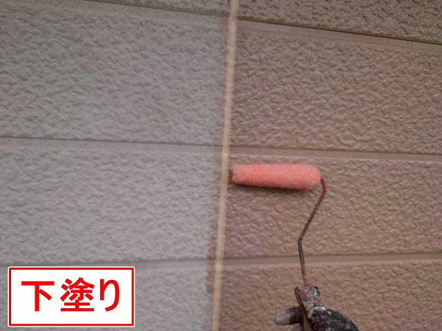 山梨市でサイディング外壁に無機塗料でカラーチェンジする様子(シーラーで下塗り)