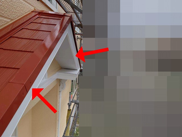 山梨市で塗膜が劣化してくすみ・変色・塗膜が剥がれている破風・鼻隠しを塗装する様子