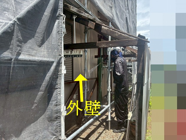 南アルプス市で塗装前の外壁を高圧洗浄する様子