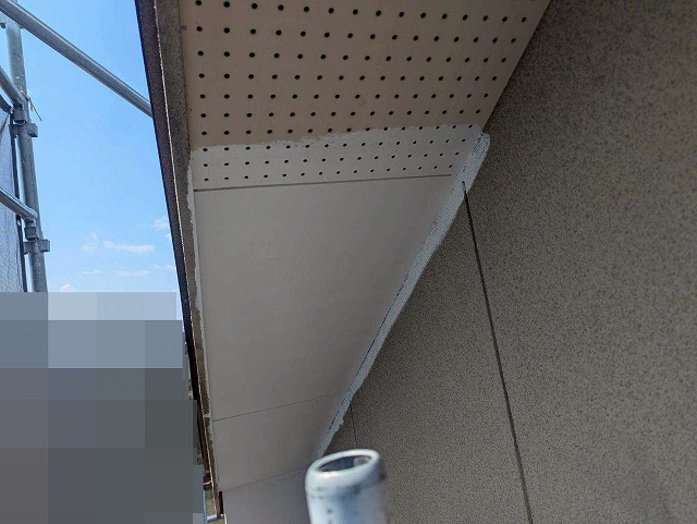 南アルプス市で軒天をケンエース塗料で塗装する様子(ローラーで平面を塗装)