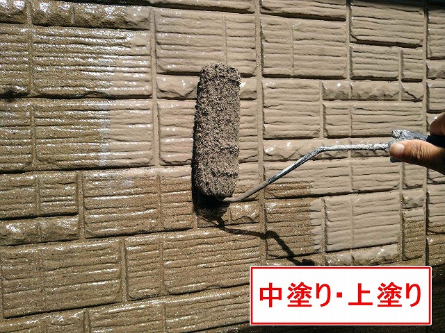 甲府市でサイディング外壁に中塗り・上塗り(ラジカル制御型塗料)を行う様子