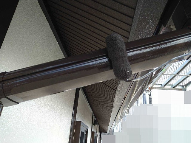 甲府市で雨樋にシリコン塗料(ファインSi)を塗装する様子
