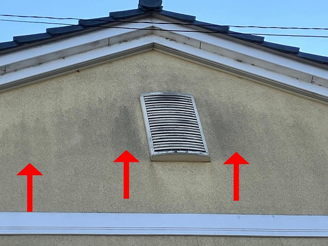 笛吹市でモルタル外壁に黒ずみ(カビ)が発生した写真
