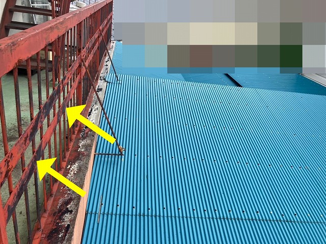 甲府市で塗膜剥がれ・錆びの発生したベランダ(バルコニー)の鉄部階段・柵