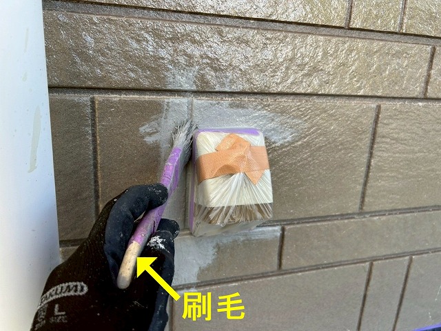 南アルプス市でサイディング外壁塗装の中塗り(仕上げ塗装1回目)の様子