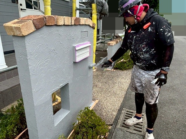 南アルプス市で目隠し擁壁にパーフェクトトップSiのグレーを塗装する様子