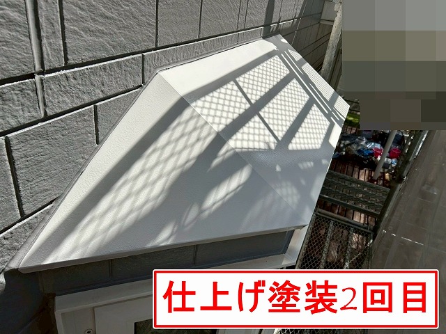 南アルプス市で付帯部(出窓の屋根)を塗装メンテナンスする様子(仕上げ塗装)