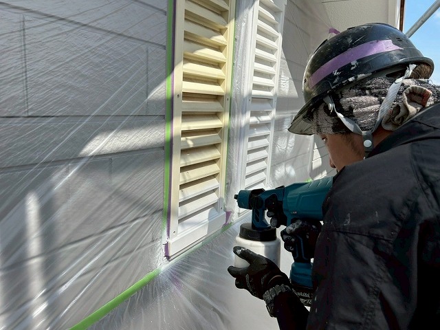南アルプス市で黄ばみの目立つヤギリ(通気口・ガラリ・ルーバー)に吹き付け塗装を行う様子