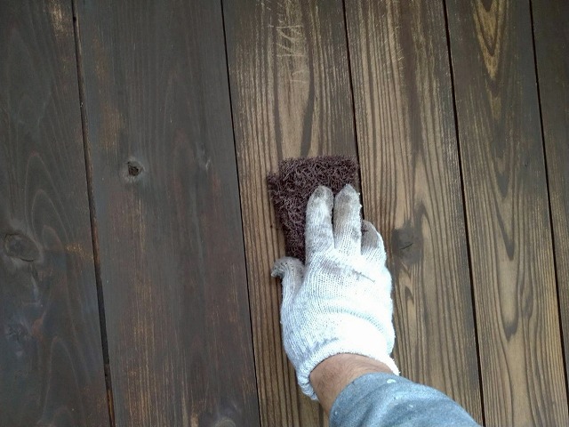 北杜市で木部外壁（木製の外壁）を塗装する際に手ケレン（目粗し）を行う様子