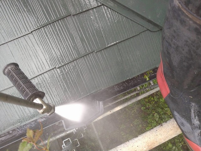 北杜市で別荘の色あせたコロニアル屋根（雨樋）に高圧洗浄を行う様子