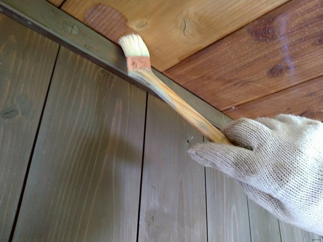 北杜市で別荘の軒天塗装にキシラデコールを使用する様子