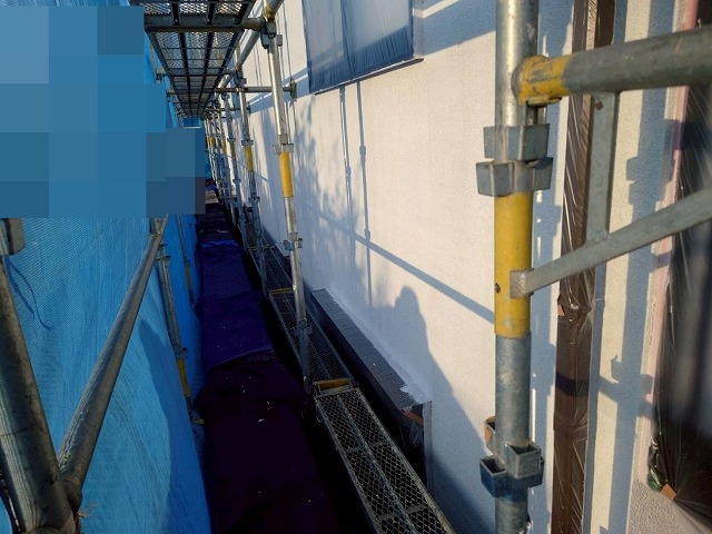 西八代郡市川三郷町でモルタル外壁塗装で、下塗り(パーフェクトフィラー)を行う様子