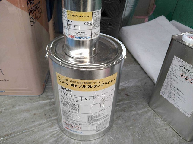 甲府市で破風(はふ)のプライマー塗布で使用した塗料(塩ビゾルウレタンプライマー)