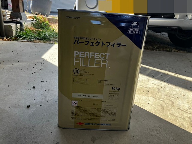 笛吹市で擁壁の塗装(下塗り)に使用したパーフェクトフィラー