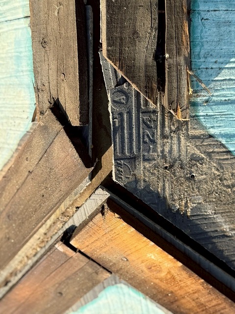 笛吹市で板金交換工事で棟板金・貫板を撤去する様子