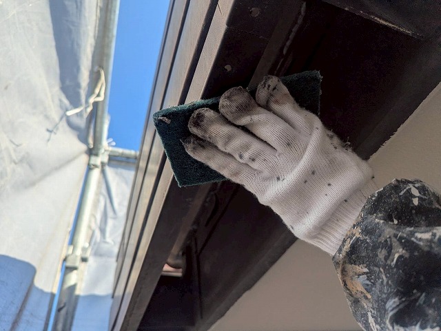 西八代郡市川三郷町でパラペット塗装の際にケレン作業（研磨・目粗し）を行う様子